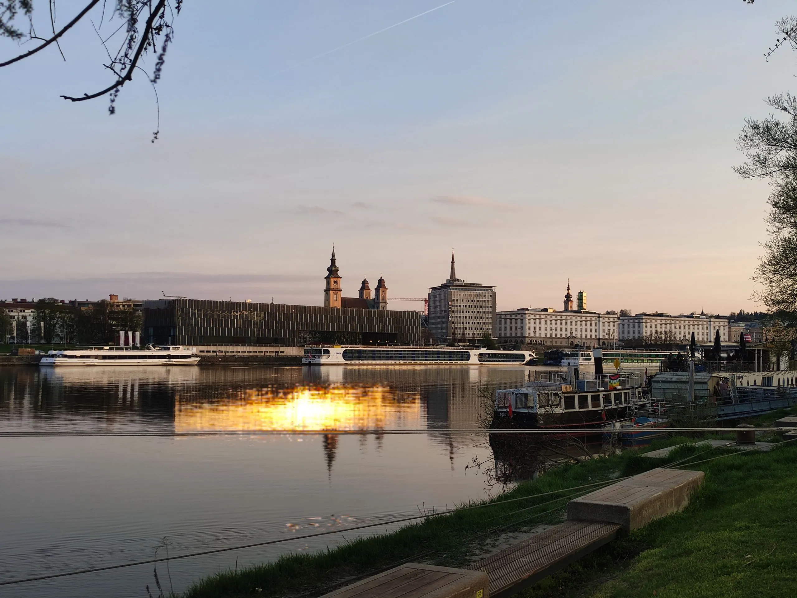 Linz an der Donau im Abendlicht