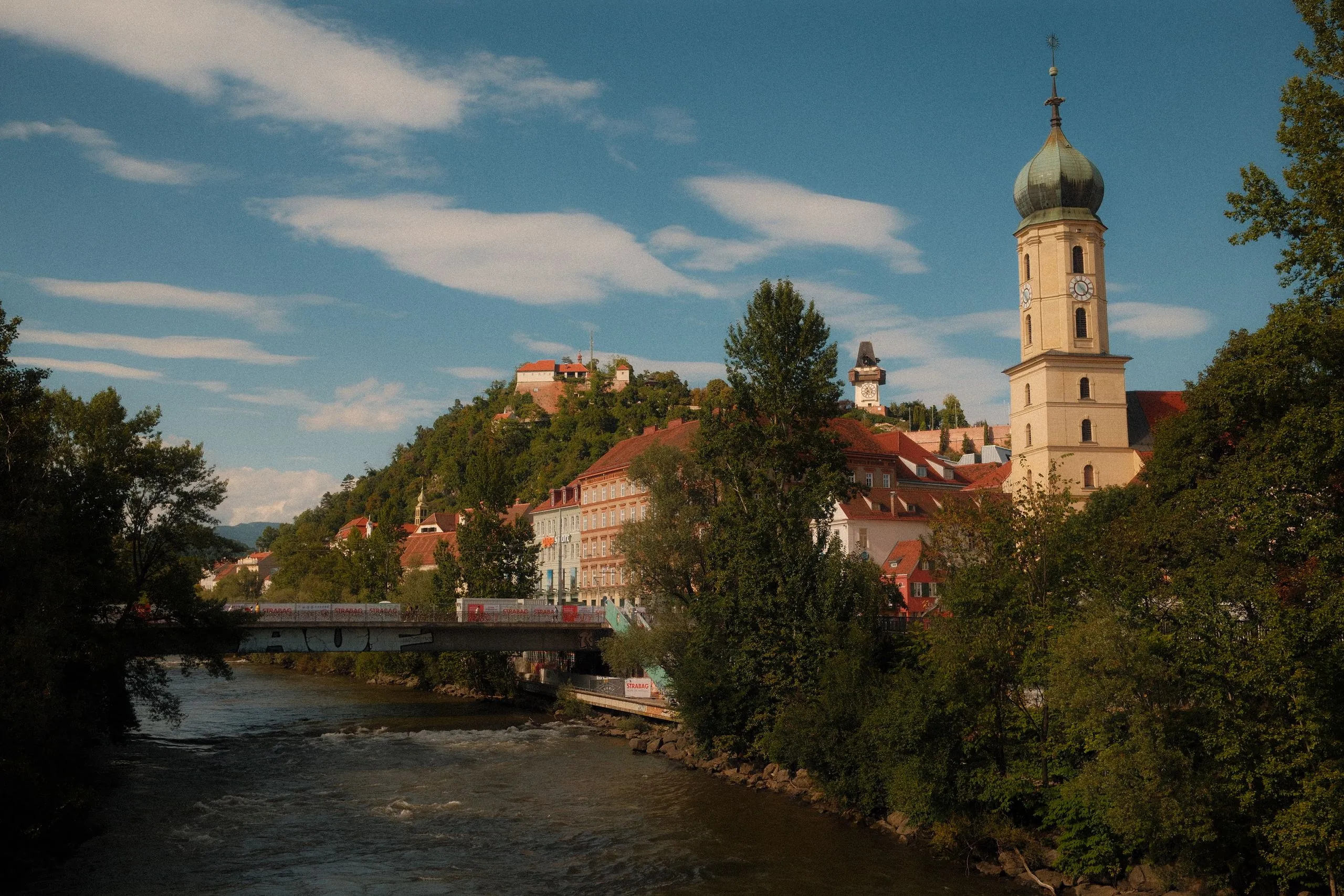Graz mit Uhrturm und Mur