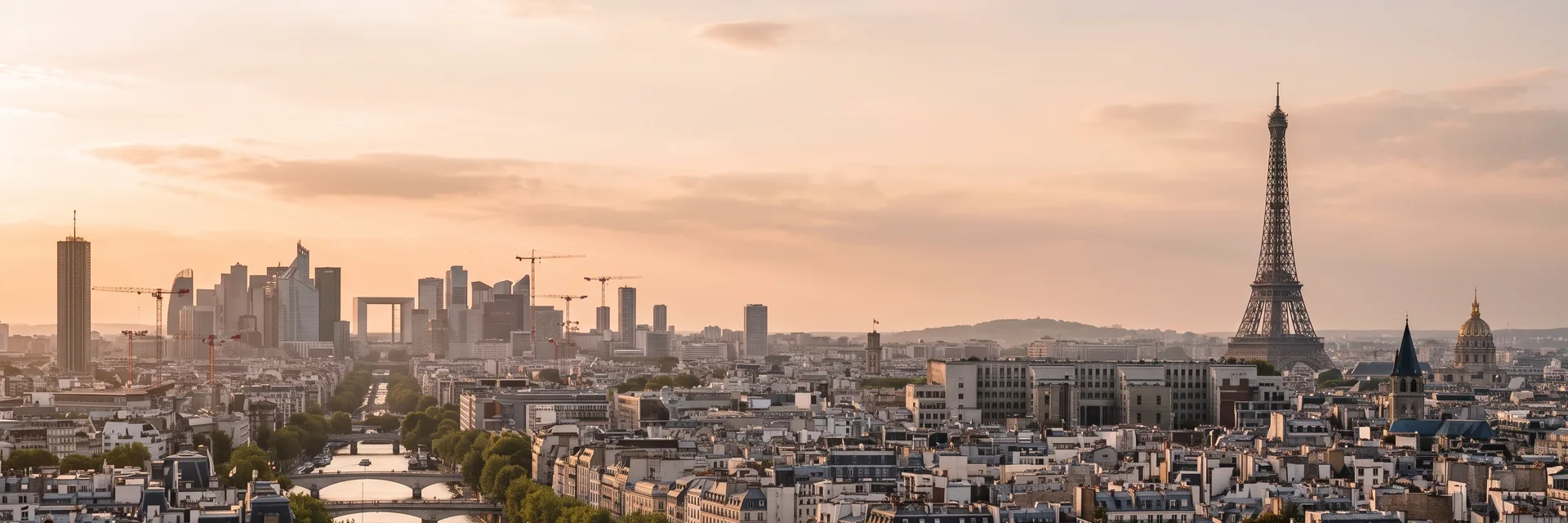 Pariser Skyline mit Eiffelturm in der Abenddämmerung